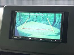 【バックカメラ】駐車時に後方がリアルタイム映像で確認できます。大型商業施設や立体駐車場での駐車時や、夜間のバック時に大活躍！運転スキルに関わらず、今や必須となった装備のひとつです！