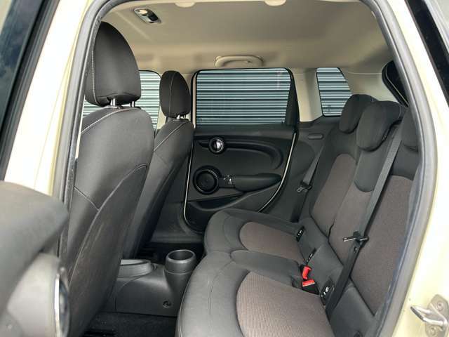 ヘタリ・汚れ等もなく、きれいな状態を保っています！足元もゆったりとしたスペースがあるので十分に快適なドライブが期待できます☆