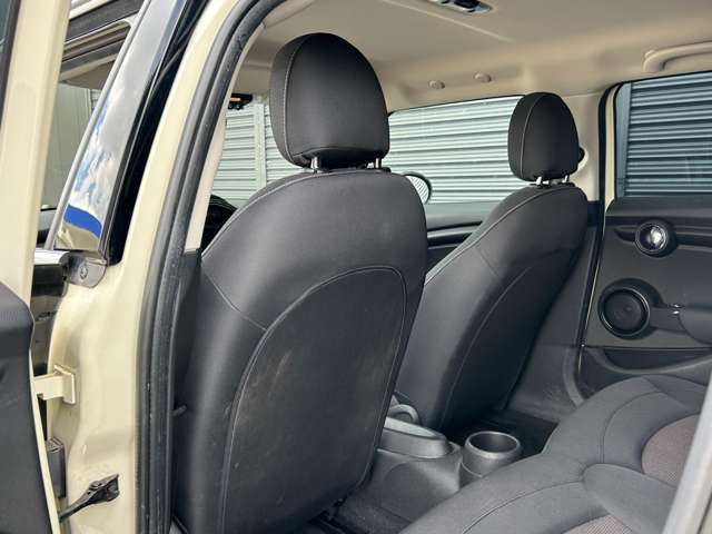 ヘタリ・汚れ等もなく、きれいな状態を保っています！足元もゆったりとしたスペースがあるので十分に快適なドライブが期待できます☆