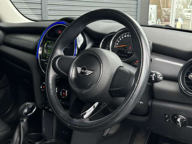 手になじみやすいステアリングで左右の機能でナビに触らず、音量調整や切り替えができるので、走行中にとても便利です！