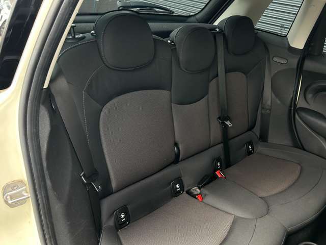 ヘタリ・汚れ等もなく、きれいな状態を保っています！足元もゆったりとしたスペースがあるので十分に快適なドライブが期待できます☆