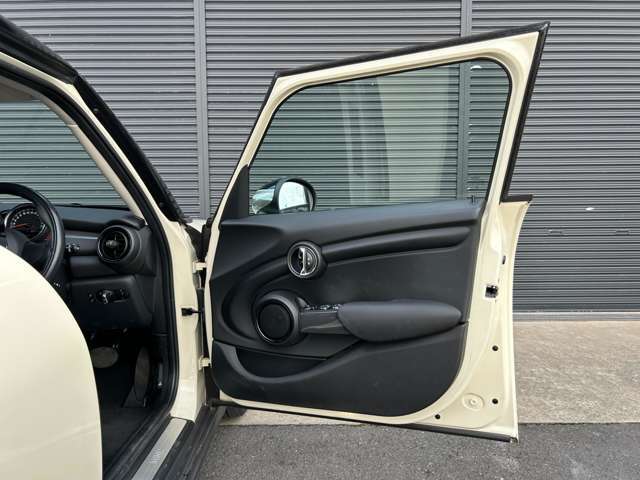 ヘタリ・汚れ等もなく、きれいな状態を保っています！足元もゆったりとしたスペースがあるので十分に快適なドライブが期待できます☆