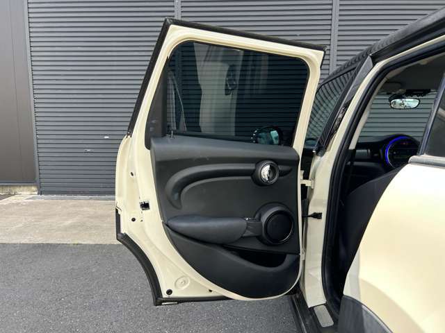 ヘタリ・汚れ等もなく、きれいな状態を保っています！足元もゆったりとしたスペースがあるので十分に快適なドライブが期待できます☆