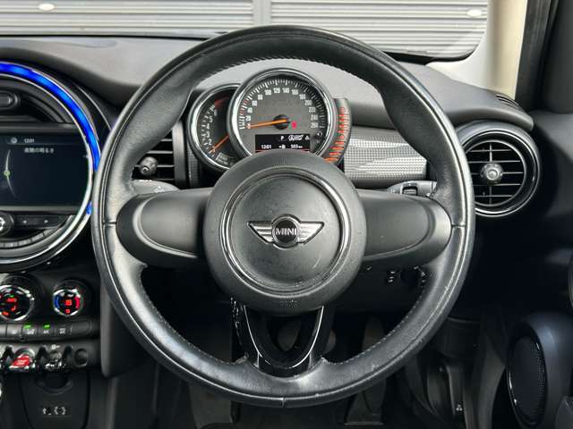 手になじみやすいステアリングで左右の機能でナビに触らず、音量調整や切り替えができるので、走行中にとても便利です！