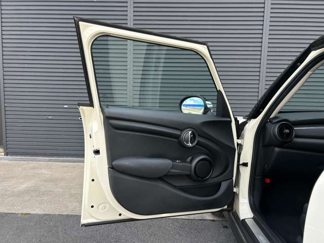 ヘタリ・汚れ等もなく、きれいな状態を保っています！足元もゆったりとしたスペースがあるので十分に快適なドライブが期待できます☆