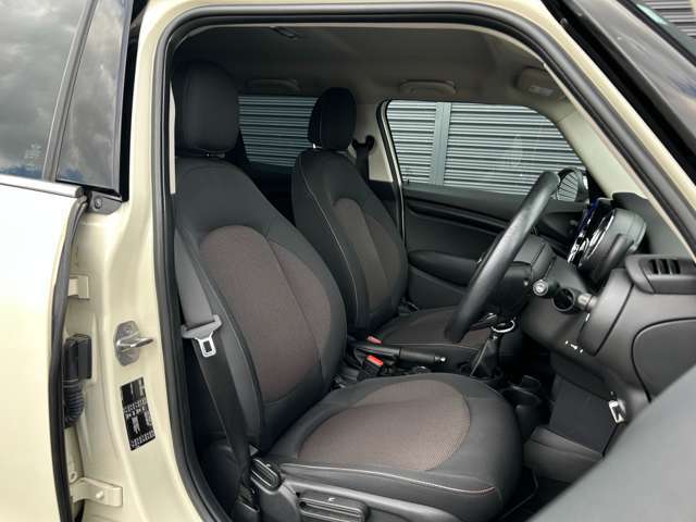 ヘタリ・汚れ等もなく、きれいな状態を保っています！足元もゆったりとしたスペースがあるので十分に快適なドライブが期待できます☆