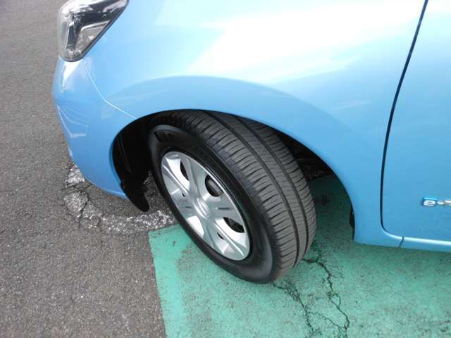 タイヤサイズは185/65R15　純正アルミホイールが足元をかっこよく引き締めます