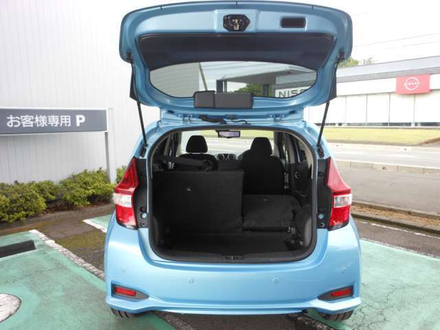 リヤシートは、分割して倒せるので、乗員や荷物に合わせてアレンジ可能です。