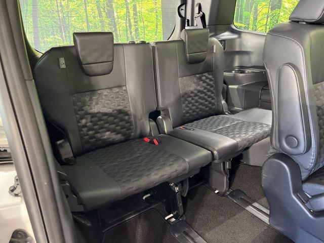 3列目シートはもちろん状態良好☆大人でもゆったりと座って頂けますので、大人数でのお出かけもラクラクです♪ご家族で、気の知れた仲間で、ドライブに行くのが楽しみですね♪