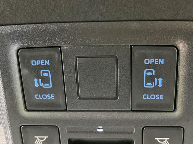 【両側パワースライドドア】スマートキーや運転席のスイッチで後席両側スライドドアの開閉が可能♪電動だから力を入れてドアを開ける必要が無く、小さなお子様でも簡単に開け閉めでき快適です♪