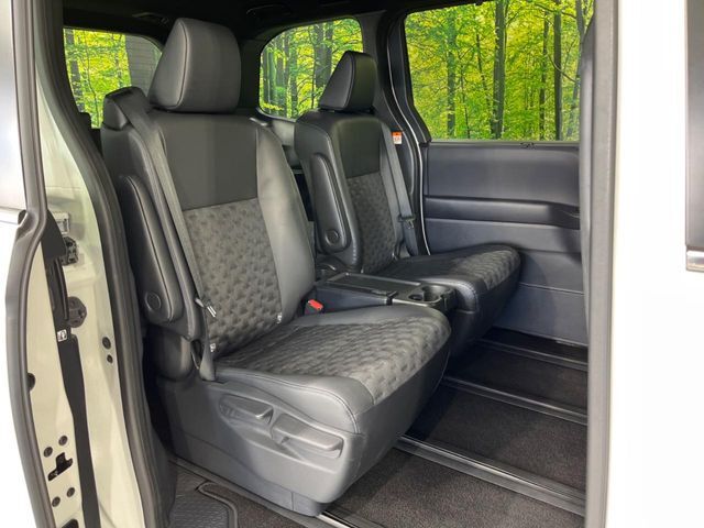 後部座席も気になるようなキズ・汚れやへたり等、大きなダメージはなく、良好な状態です。