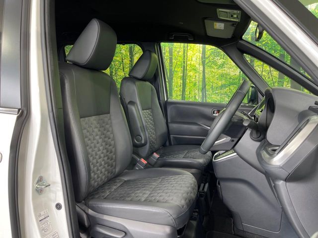 運転席シート廻りは使用感も少なく、良好な状態となっています。前オーナー様が丁寧に使っていたことがよくわかりますね。