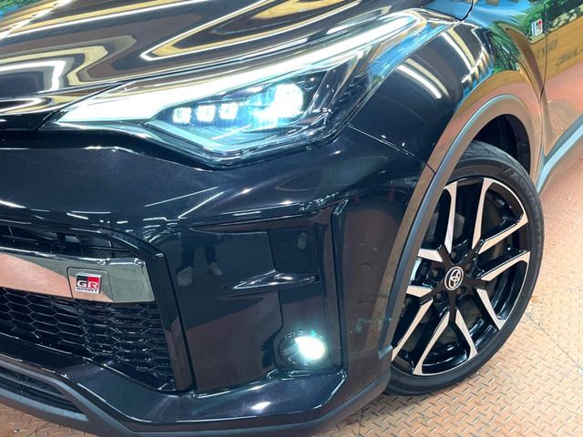 【LEDヘッドライト】悪天候や夜間走行時も良好な視界を確保し安心して運転できる高輝度LEDヘッドライトを装備！点灯速度が早く、消費電力も抑えられています。
