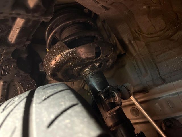 お車を安心してお乗りいただく為には、足回りの定期点検が欠かせません。サービスサポート（有償保証）では無料点検もご提供しており、安心のカーライフをお過ごしいただけるサポート体制が整っています。