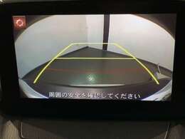 リバースギアに入れるだけで後方の表示へ切り替わります。夜間や雨の日の駐車も楽になりますよ。