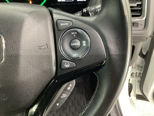 ハンドルにHondaセンシング系のクルーズコントロールやレーンキープアシストなどの操作スイッチが装備されています。ハンドルから手を離さず安全に操作できます。