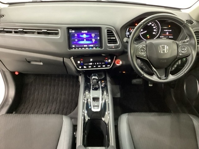 車内は光触媒抗菌消臭施工済です。インパネ周りはスタイリッシュなデザインです。グローブボックスやカップホルダーのほかにトレーなどたくさんの収納スペースが付いています。