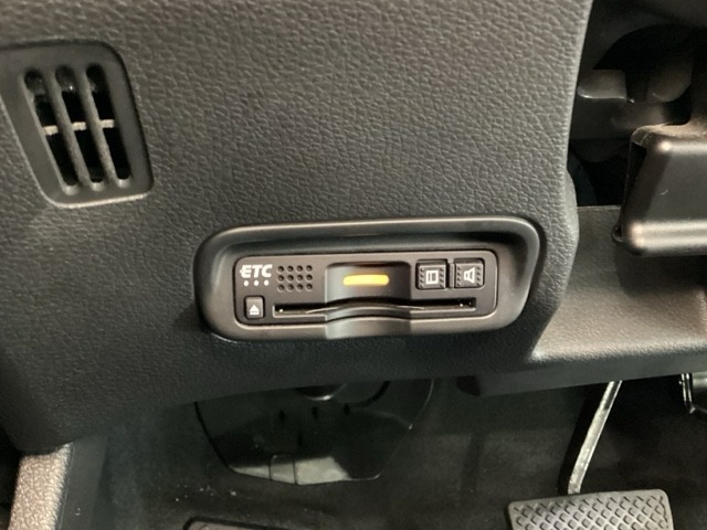 ハンドルの左下にETCがついています。高速道路の料金所の通過も楽々です！。　カードの取り出しもしやすい場所についています。