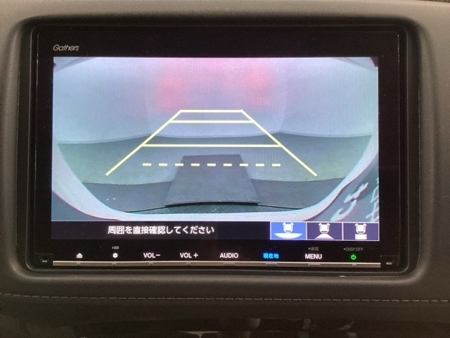 バックでの車庫入れも安心です！　リアカメラが付いているバックモニター付のナビを装備しております。操作線もついており距離感も画面から確認できます。
