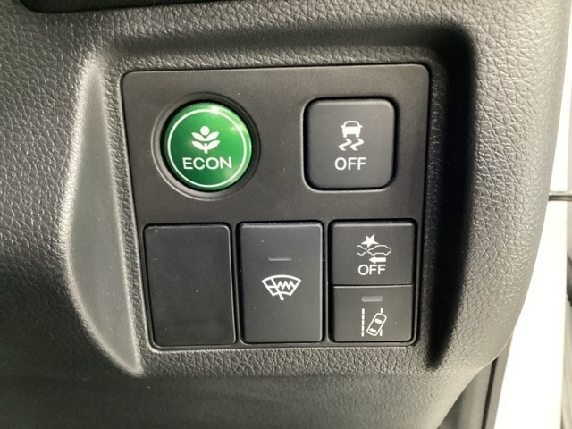 Hondaセンシング用の、VSA（ABS＋TCS＋横滑り抑制）解除とレーンキープアシストシステムのメインスイッチなどはハンドルの右側に装備しています。燃費に役立つECONボタンもここです。
