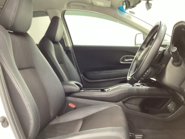 女性でも運転がしやすいように、シートの高さ調整機能（シートリフター）がついています。広い足元にゆったり座れるシートには肘掛も装備しており長距離の運転でも疲れにくいシートです。