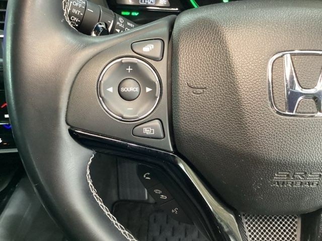 ステアリングスイッチがついていますので、オーディオのチャンネル変更、ボリューム、ジャンル変更が操作可能です。ハンドルから手を離さず安全に操作できます。