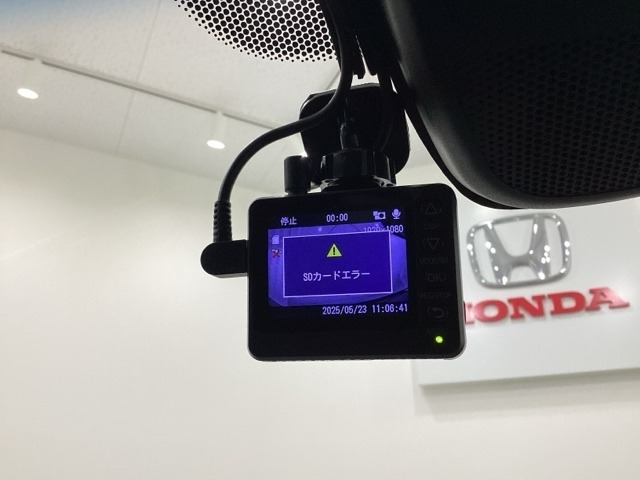 ドライブレコーダー（社外品）が前方の監視をしてくれます。衝突や急ブレーキなどを感知した場合に、記録された動画が万が一の際に直前の状況を把握する手助けとなります。