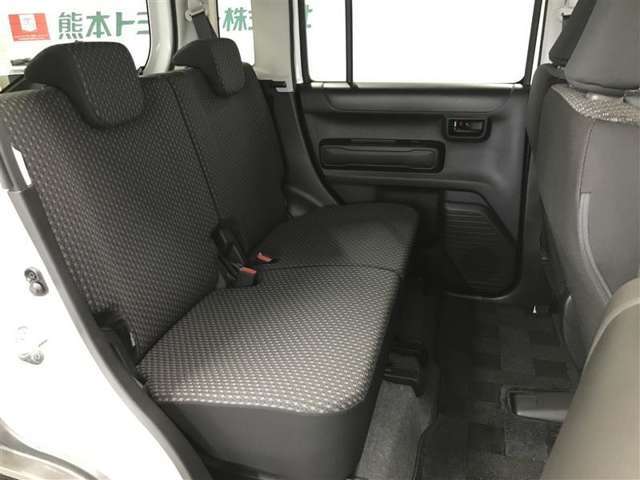 ゆとりある後席が乗り降りしやすく、ひざまわりも余裕を感じる快適空間☆