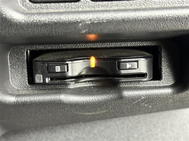【ETC】有料道路を利用する際に料金所で停止することなく通過できる、ETC車載器（ノンストップ自動料金収受システム機器）が装備されています。セットアップを行うことで利用可能になります。