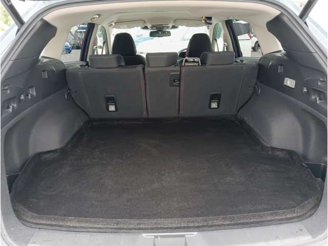 フルエアロや大径アルミホイール、本革シートなどの車両や、パワースライドドアやHIDヘッドライト（キセノンヘッドライト）、サンルーフなどが装備された車両も多数展示しています。