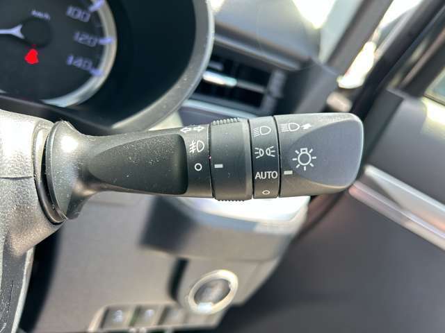 【オートライト】車外の明るさを検知して、自動的にヘッドライトを点灯してくれます♪トンネルを走行する際にも、自動的に点灯してくれて便利な装備の1つです♪