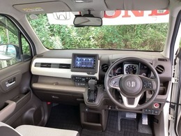 ご覧のように、視界が広く運転しやすいように設計されています。また、プラズマクラスター技術搭載フルオートエアコンで快適です。