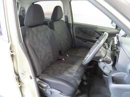 大きなベンチシートで足元もヒロビロ■大型シートで座り心地は快適♪中央にはアームレストが付いてゆったりドライブ♪　シートヒーターを運転席,助手席に装備(*^-^*)