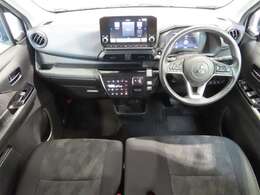 シフトレバーをダッシュパネルセンターに装備。運転席、助手席の足元すっきり！