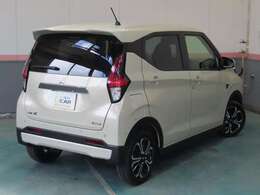 プライバシーガラスで強い日差しもカット■暑い夏の日でもエアコンが良く効き、大切なお荷物も外から見えにくいです★