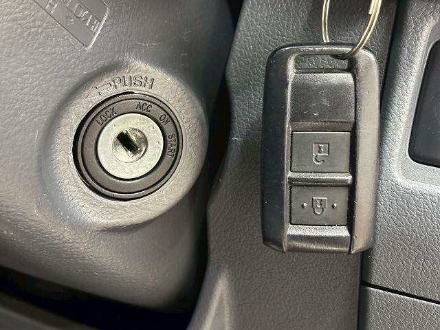 【キーレス】離れた場所からでも車のドアの解錠・施錠ができます。