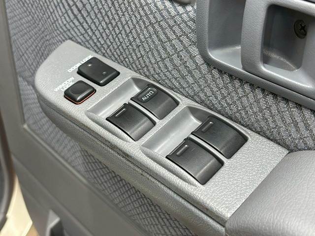 【パワーウィンドウ】運転席から操作可能で、電動で窓の開閉が可能です。