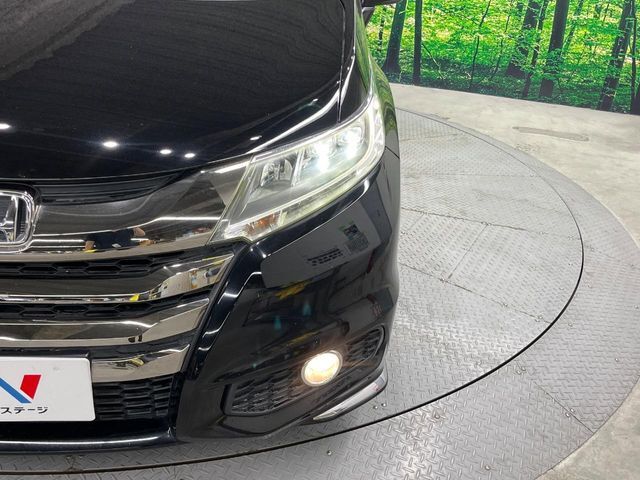 【LEDヘッドライト】悪天候や夜間走行時も良好な視界を確保し安心して運転できる高輝度LEDヘッドライトを装備！点灯速度が早く、消費電力も抑えられています。