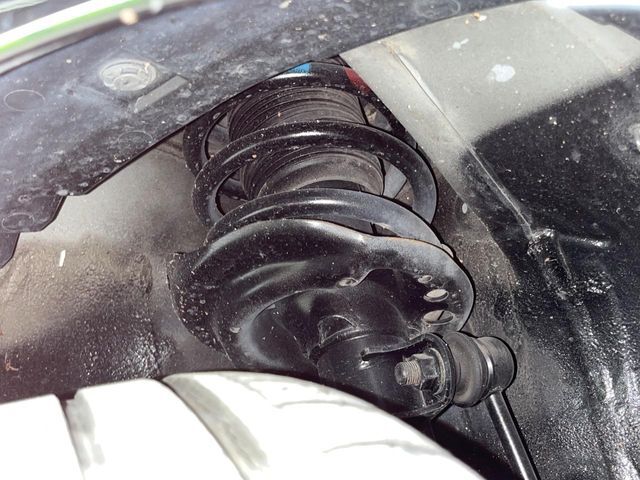 お車を安心してお乗りいただく為には、足回りの定期点検が欠かせません。サービスサポート（有償保証）では無料点検もご提供しており、安心のカーライフをお過ごしいただけるサポート体制が整っています。