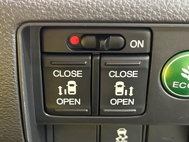 【両側パワースライドドア】スマートキーや運転席のスイッチで後席両側スライドドアの開閉が可能♪電動だから力を入れてドアを開ける必要が無く、小さなお子様でも簡単に開け閉めでき快適です♪