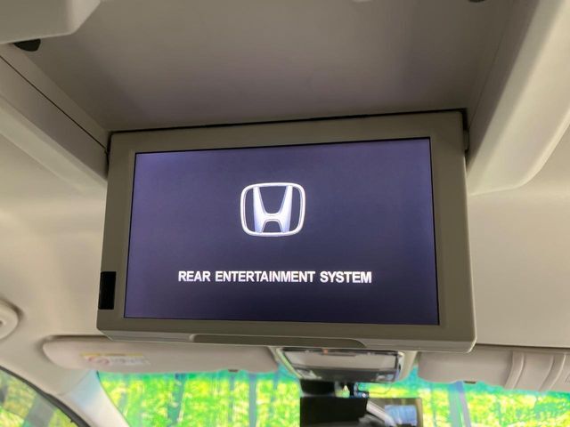 【フリップダウンモニター】大画面モニターで後席でもエンタメをお楽しみいただけます。小さなお子様にも大人気の装備です♪