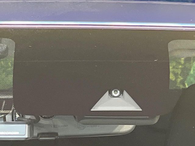 【エマージェンシーブレーキ】走行中に前方の車両等を認識し、衝突しそうな時は警報とブレーキで衝突回避と被害軽減をアシスト。より安全にドライブをお楽しみいただけます。