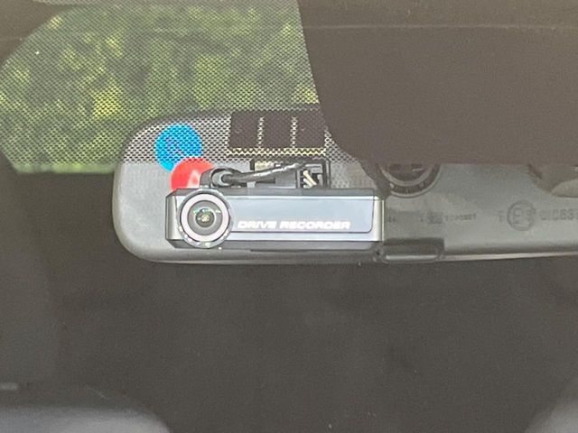 【ドライブレコーダー】安心・安全なカーライフに必須のドライブレコーダーを装備！走行中はもちろん、あおり運転や事故に遭遇した際の状況も映像で記録し、万一のリスクに備えます。
