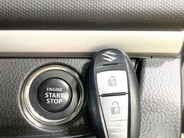 【キーレススタートシステム】カバンやポケットに入れたままでもドアの施錠・解錠が可能なスマートキーを装備。エンジンのオン・オフ時もカギを取り出す必要が無いからとっても便利です♪
