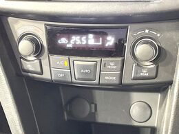 【オートエアコン】一度お好みの温度に設定すれば、車内の温度を検知し風量や温度を自動で調整。暑い…寒い…と何度もスイッチ操作をする必要はありません。快適な車内空間には必須の機能ですね♪