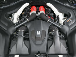 フロントミッドに搭載された3.9L V8ターボエンジンは600馬力を発揮します。