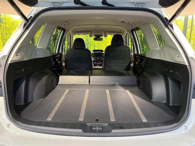 後席を格納すると、これだけの広さが！シーンに合わせたシートアレンジで、大きな荷物も積むことが出来ます♪