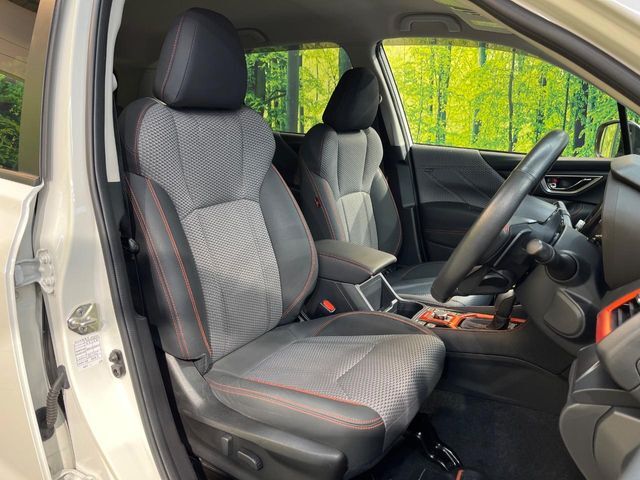 【ハーフレザーシート】高級感と座り心地を両立した人気のシート♪背面・座面のファブリック素材は、通気性の良さや滑りにくさに優れています。気温や服装に左右されず快適にお乗りいただけます。