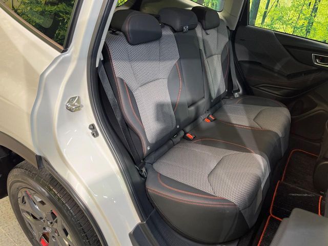 後部座席も気になるようなキズ・汚れやへたり等、大きなダメージはなく、良好な状態です。