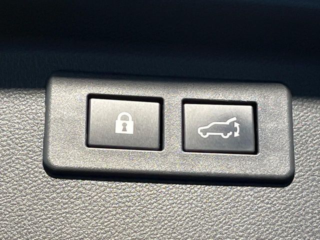 【パワーバックドア】スマートキーや運転席のボタンを押すだけでリアゲートが自動で開閉します！荷物を持っている時や、高い位置にあるバックドアを閉める際に便利な機能です♪